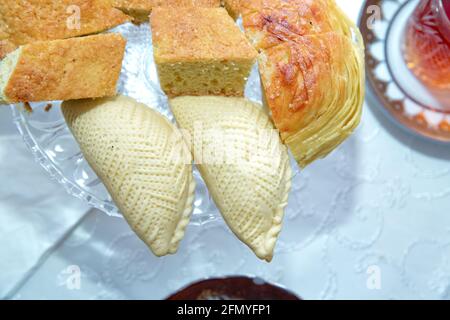 Traditionelle aserbaidschanische süße Shecurbura shakarbura sybmol von Novruz Urlaub . Novruz Tablett mit traditionellen aserbaidschanischen Gebäck Shecurbura . Gogal und Stockfoto