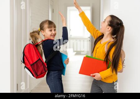 Grundschüler gehen im Klassenzimmer. Stockfoto