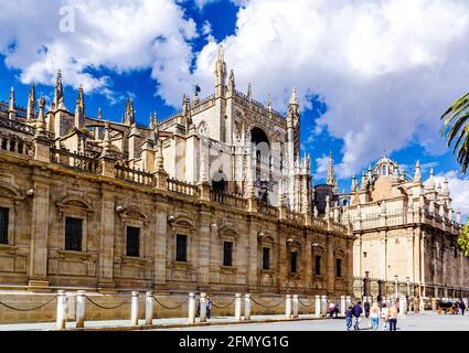 Sevilla, Andalusien, Spanien - 18. Mai 2013: Südfassade mit Prince Door Rose Fenstertürmen gotische Kathedrale von Sevilla. Stockfoto