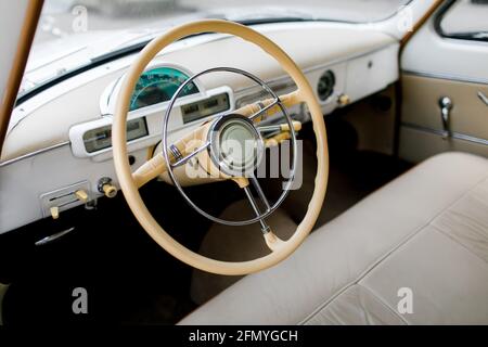 Retro-Auto, Vintage-Lenkrad-Uhr, Holz Stockfoto