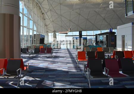 Ein fast leeres Terminal 1 am internationalen Flughafen Hongkong. Mai 2021 kovidische Einschränkungen bedeuten nur sehr wenige Passagiere und Flüge. Stockfoto