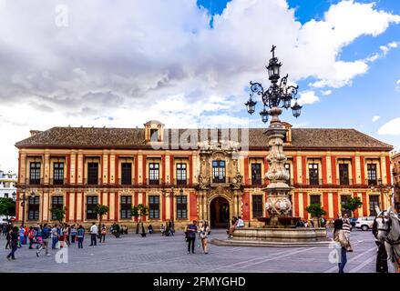 Sevilla, Andalusien, Spanien - 18. Mai 2013: Erzbischöflicher Palast in Sevilla, Palacio Arzobispal de Sevilla, Plaza Virgen de Los Reyes. Stockfoto