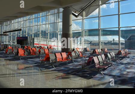 Ein fast leeres Terminal 1 am internationalen Flughafen Hongkong. Mai 2021 kovidische Einschränkungen bedeuten nur sehr wenige Passagiere und Flüge. Stockfoto