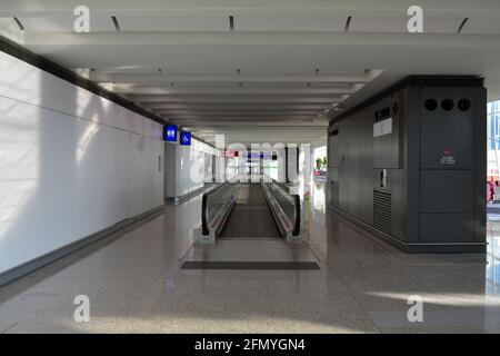 Ruhiger Reiseführer im Terminal 1 des internationalen Flughafens von Hongkong. Mai 2021 aufgrund von Einschränkungen sind nur sehr wenige Passagiere am Flughafen Stockfoto