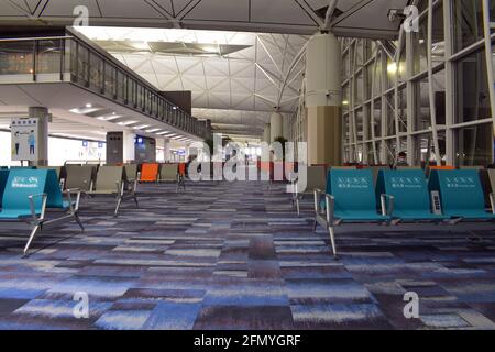 Ein fast leeres Terminal 1 am internationalen Flughafen Hongkong. Mai 2021 kovidische Einschränkungen bedeuten nur sehr wenige Passagiere und Flüge. Stockfoto