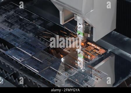 Laserschneidemaschine arbeitet mit Blech mit Funken Stockfoto