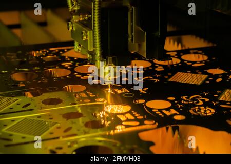 Laserschneidemaschine arbeitet mit Blech mit Funken Stockfoto
