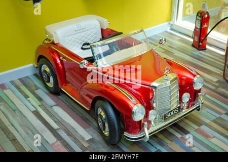 Azerbaycan Baku 7.04.2021 . Mercedes Benz 300 im Mercedes Kinderwagen. 1951 präsentierte Mercedes-Benz das schnellste und größte deutsche Serienfahrzeug Stockfoto