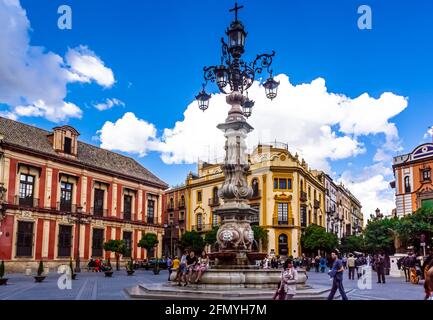 Sevilla, Andalusien, Spanien - 18. Mai 2013: Die schöne Straßenlaterne mit Brunnen auf der Plaza Virgen de los Reyes in Sevilla. Stockfoto