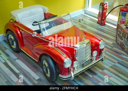 Azerbaycan Baku 7.04.2021 . Mercedes Benz 300 im Mercedes Kinderwagen. 1951 präsentierte Mercedes-Benz das schnellste und größte deutsche Serienfahrzeug Stockfoto