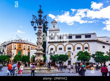 Sevilla, Andalusien, Spanien - 18. Mai 2013: Capilla De Nuestra Señora De La Encarnacion Y Santa Marta auf der Plaza Virgen de Los Reyes. Stockfoto