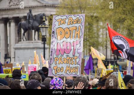 London, Großbritannien. Mai 2021. Tötet den Bill-Protest am Trafalgar Square. Tausende von Menschen marschierten durch das Zentrum Londons, um gegen das Gesetz über Polizei, Verbrechen, Verurteilung und Gerichte zu protestieren. Stockfoto