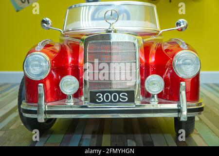 Azerbaycan Baku 7.04.2021 . Mercedes Benz 300 im Mercedes Kinderwagen. 1951 präsentierte Mercedes-Benz das schnellste und größte deutsche Serienfahrzeug Stockfoto