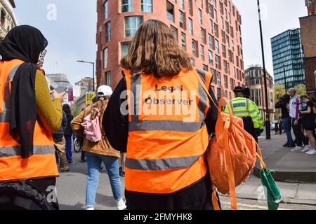 London, Großbritannien. Mai 2021. Legale Beobachter bei der Protestaktion „Kill the Bill“. Tausende von Menschen marschierten durch das Zentrum Londons, um gegen das Gesetz über Polizei, Verbrechen, Verurteilung und Gerichte zu protestieren. Stockfoto