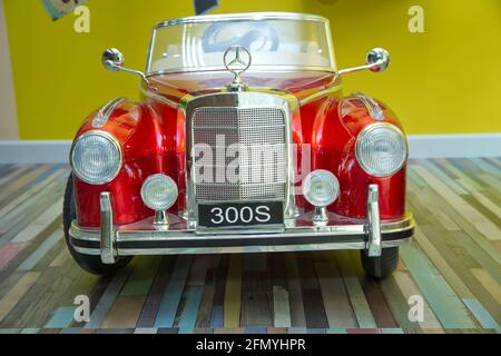 Azerbaycan Baku 7.04.2021 . Mercedes Benz 300 im Mercedes Kinderwagen. 1951 präsentierte Mercedes-Benz das schnellste und größte deutsche Serienfahrzeug Stockfoto