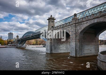 Andreevsky Fußgängerbrücke oder Puschkin-Brücke, gebaut in 1905-1907. Das moderne Aussehen wurde 2000 erworben. Wahrzeichen: Moskau, Russland - 22. April 2021 Stockfoto