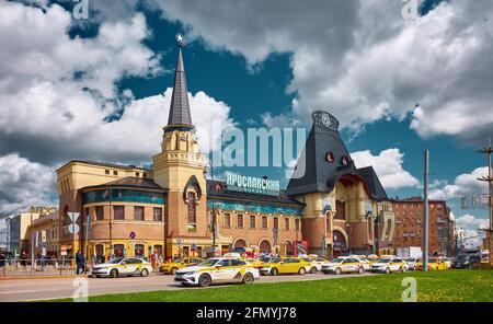 Blick auf das Gebäude des Moskauer Jaroslawski-Bahnhofs auf dem Komsomolskaja-Platz, gegründet 1862, Architekturdenkmal, Attraktion: Moskau, R Stockfoto