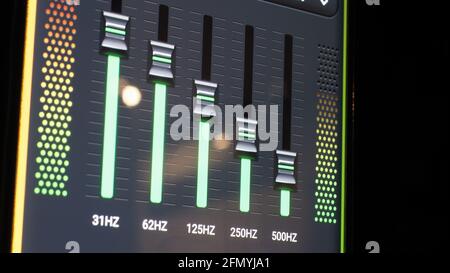 Music Equalizer-Leiste. Audio-Waveform-Equalizer auf schwarzem Hintergrund. Musik oder Schallwelle auf Monitor. Bunte Sound Visualizer abstrakt. Gradient Stockfoto