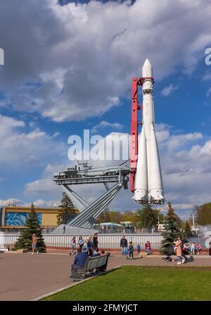 Mock-up des Vostok 1 Trägerrakete auf der Ausstellung der Leistungen der nationalen Wirtschaft, VDNH, Raumfahrtindustrie: Moskau, Russland - 07. Mai 2021 Stockfoto