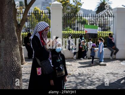 Eine Mutter und Tochter in Kapstadt protestieren außerhalb des Südens Das afrikanische Parlament fordert Maßnahmen gegen Israel wegen seines militärischen Angriffs Zu Palästina Stockfoto