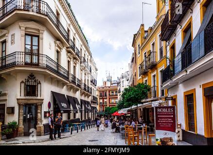 Sevilla, Andalusien, Spanien - 18. Mai 2013: Romantische spanische Restaurants und Tavernen auf der Straße (calle) Argote de Molina. Stockfoto