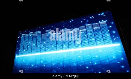 Music Equalizer-Leiste. Audio-Waveform-Equalizer auf schwarzem Hintergrund. Musik oder Schallwelle auf Monitor. Bunte Sound Visualizer abstrakt. Gradient Stockfoto