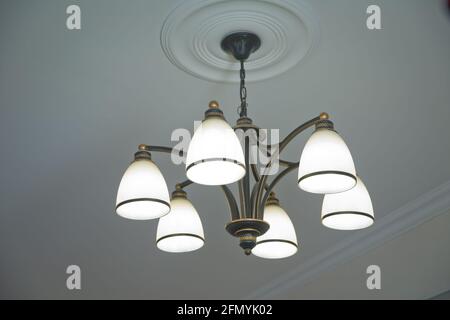 Kronleuchter an der Decke. Kronleuchter im italienischen Stil. Vintage Kronleuchter. Retro Deckenleuchte. Schöne teure royal Kronleuchter hängen an t Stockfoto