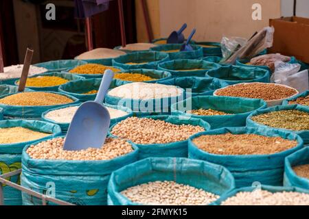 Säcke mit verschiedenen Arten von Getreide und Hülsenfrüchten auf dem Markt in Afrika, Fez. Marokko. Selektiver Fokus. Stockfoto