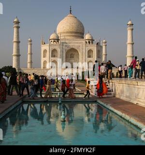 Blick auf den Haupteingang des Taj Mahal in Agra, Indien. Zahlreiche Touristen können in der Szene gesehen werden, da dies eine der meistbesuchten Sehenswürdigkeiten Indiens ist. Stockfoto