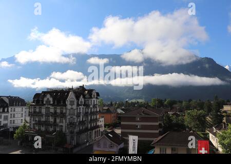 Niedrige Wolke um Berge in Interlaken Schweiz Stockfoto