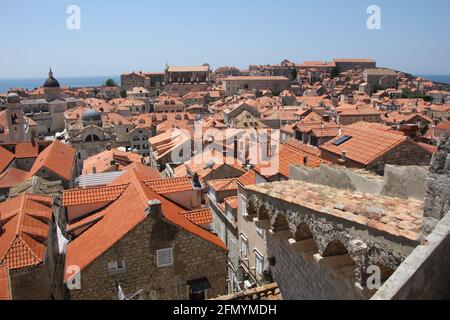 Rote Rooftop-Szene der ummauerten Stadt Dubrovnic Kroatien, mit der Adria im Hintergrund Stockfoto