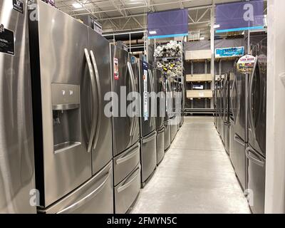 Orlando, FL USA - 10. April 2021: Eine Reihe von Kühlschränken zum Verkauf bei Lowes Home Improvement Hardware Store Appliance Department. Stockfoto