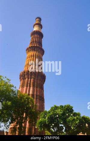 Der Qutb-Minar, auch als Qutb-Minar und Qutab-Minar geschrieben, ist ein Minarett und ein „Siegesturm“, der Teil des Qutb-Komplexes ist, ein UNESCO-Welterbe Stockfoto