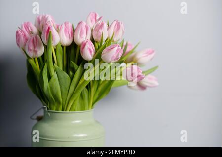 Bouquet von rosa Tulpen in einem Blumengeschäft Stockfoto