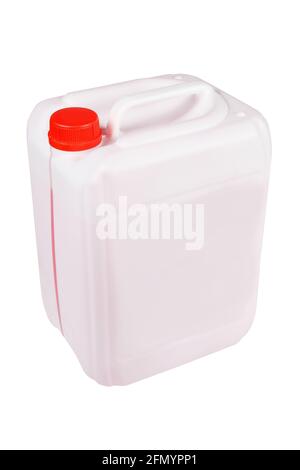 Weißer 10-Liter-Kanister mit roter Flüssigkeit. Behälter mit rotem Frostschutzmittel für die Motorkühlung im Auto. Weiß kann auf weißem Hintergrund isoliert werden. Stockfoto