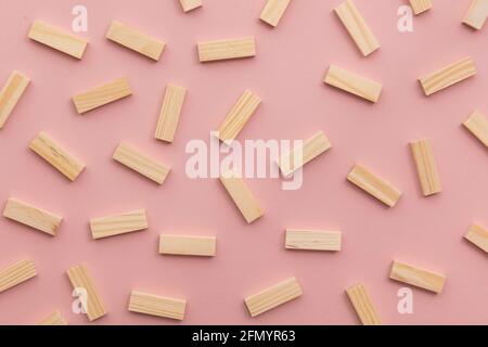 Sammlung von rechteckigen Holzblöcken auf einem rosa Hintergrund. Geschäftskonzept Stockfoto