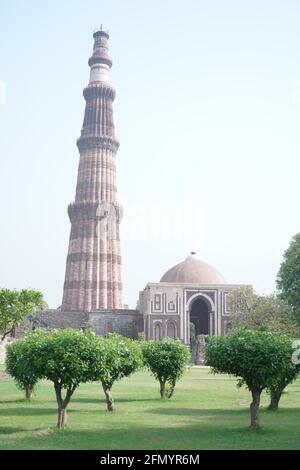 Der Qutb-Minar, auch als Qutb-Minar und Qutab-Minar geschrieben, ist ein Minarett und ein „Siegesturm“, der Teil des Qutb-Komplexes ist, ein UNESCO-Welterbe Stockfoto