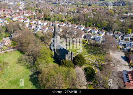 Luftaufnahme der britischen Stadt Meanwood in Leeds West Yorkshire zeigt typische britische Wohnsiedlungen und Reihen von Häuser und eine alte historische Churc Stockfoto