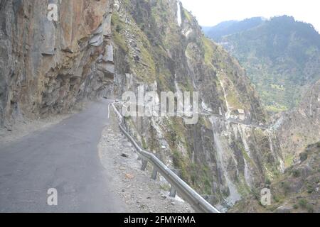 Wunderschöne Aussicht auf den Berg, der nach Manimahesh Yatra führt Stockfoto