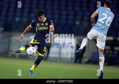 Rom, Italien. Mai 2021. ROM, Italien - 12.05.2021: JUAN BRUNETTA (PARMA), Stefan Radu (LAZIO) im Einsatz während der italienischen Serie A Meisterschaft 2021 Fußballspiel zwischen SS LAZIO gegen PARMA im Olympiastadion in Rom. Kredit: Unabhängige Fotoagentur/Alamy Live Nachrichten Stockfoto