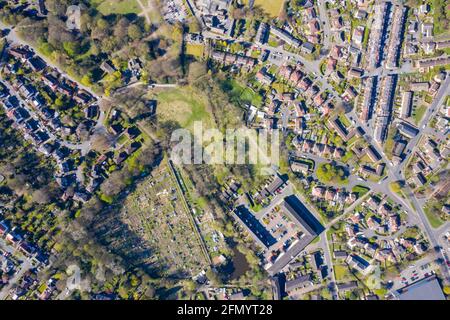 Luftaufnahme der britischen Stadt Meanwood In Leeds West Yorkshire zeigt typische britische Wohnsiedlungen und Reihen von Häusern im Frühjahr Stockfoto