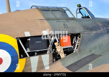 Hawker, 1. R4118 G-HUPW von Peter Vacher. Details der Restaurierung hinter dem Pilotensitz. Batteriefach und Funkgeräteraum Stockfoto