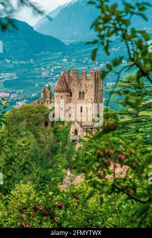 Die Brunnenburg in Tirol bei Meran in Südtirol. Stockfoto