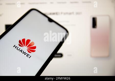 Griechenland. Mai 2021. In dieser Abbildung wird ein Huawei-Logo auf einem Smartphone-Bildschirm mit einer Huawei-Website im Hintergrund angezeigt. (Foto von Nikolas Joao Kokovlis/SOPA Images/Sipa USA) Quelle: SIPA USA/Alamy Live News Stockfoto