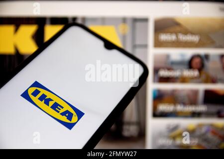 Griechenland. Mai 2021. In dieser Abbildung ist ein IKEA-Logo auf einem Smartphone-Bildschirm mit einer IKEA-Website im Hintergrund zu sehen. (Foto von Nikolas Joao Kokovlis/SOPA Images/Sipa USA) Quelle: SIPA USA/Alamy Live News Stockfoto