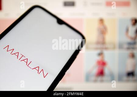 Griechenland. Mai 2021. In dieser Abbildung ist ein Matalan-Logo zu sehen, das auf einem Smartphone-Bildschirm mit einer Matalan-Website im Hintergrund angezeigt wird. (Foto von Nikolas Joao Kokovlis/SOPA Images/Sipa USA) Quelle: SIPA USA/Alamy Live News Stockfoto