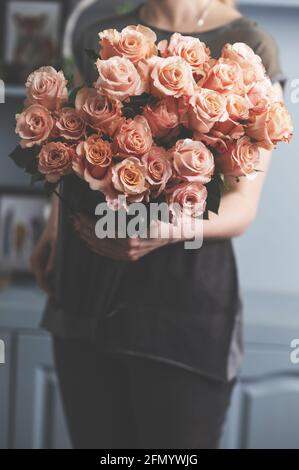 Leuchtend rosa sprühen Rosen in weibliche Hände Stockfoto