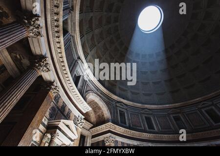 Innenräume des berühmten „Eye of Pantheon“ in Rom. Das Pantheon ist ein ehemaliger römischer Tempel, heute eine katholische Kirche, in Rom, Italien. Stockfoto