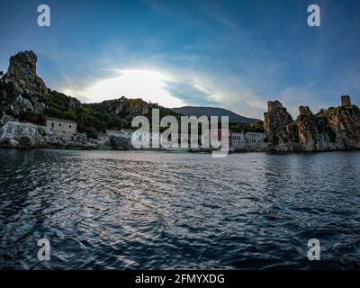 Atemberaubende Aussicht auf das Küstendorf Scopello bei Sonnenuntergang Die Provinz Trapani in Italien Stockfoto