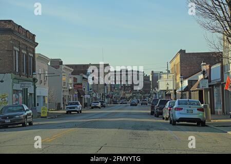 Middletown, OH / USA - 28. Dez. 2016: Der von alten Backsteingebäuden dominierte Stadtbezirk wird an einem Wintertag aus der Sicht der Straße gezeigt. Stockfoto